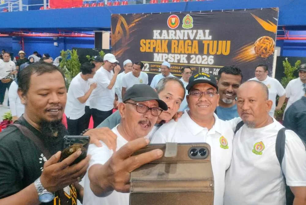 Muhammad Sanusi (dua dari kanan) bergambar bersama rakyat selepas merasmikan Karnival Sepak Raga Tuju Majlis Perbandaran Sungai Petani Kedah Tahun 2026 pada Sabtu.