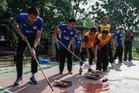 Mohammad Syahir bersama pemain-pemain sepak takraw kebangsaan melakukan kerja baik pulih gelanggang pada Program Ini Gelanggang Kita-Projek Komuniti STL 2026 di Gelanggang Sepak Takraw Kelab Tanjung Rimau AU3 Keramat, pada Sabtu. Foto Bernama