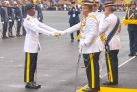 Raja Muda Perlis berkenan menyempurnakan penyampaian Anugerah Pedang Kehormat kepada 39 Pegawai Kadet Terbaik bagi setiap perkhidmatan sebagai pengiktirafan terhadap pencapaian, kepimpinan, disiplin dan kecemerlangan sepanjang menjalani latihan PALAPES.