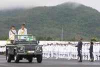 Tuanku Syed Faizuddin berkenan memeriksa perbarisan sempena Istiadat Perbarisan Diraja dan Pengurniaan Watikah Tauliah Pegawai Kadet Pasukan Latihan Pegawai Simpanan Universiti Awam (PALAPES UA) di Universiti Malaysia Perlis (UniMAP) pada Sabtu.