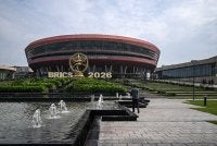 Seorang pengunjung mengambil gambar di luar lokasi Sidang Kemuncak BRICS ke-18 di Bharat Mandapam, New Delhi. Foto: Agensi