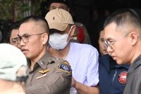 Phra Wachirayan Wi diiringi polis selepas ditahan atas tuduhan pecah amanah dan pengubahan wang haram di Bangkok pada 11 September 2026. Foto: AFP