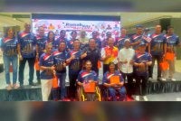 Noorul Ariffin (berdiri, barisan tengah, kiri) bersama legenda sukan negara sempena Program Legasi Atlet Selangor di Subang pada Sabtu.