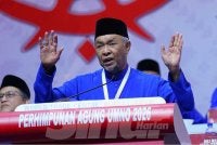Ahmad Zahid menyampaikan ucapan penggulungan pada Perhimpunan Agung UMNO (PAU) 2026 di Pusat Dagangan Dunia Kuala Lumpur pada Sabtu. FOTO: SINAR HARIAN / MOHD HALIM ABDUL WAHID