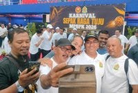 Muhammad Sanusi (dua dari kanan) bergambar bersama rakyat selepas merasmikan Karnival Sepak Raga Tuju Majlis Perbandaran Sungai Petani Kedah Tahun 2026 pada Sabtu.