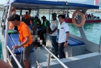 Mangsa dibawa ke darat menggunakan bot sebelum dihantar ke Klinik Kesihatan Kampung Tekek dan disahkan meninggal dunia oleh doktor bertugas.