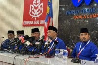 Ahmad Zahid bersama kepimpinan UMNO ketika sidang akhbar selepas penangguhan Perhimpunan Agung UMNO 2026 pada Sabtu.