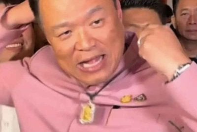 Loket azimat Buddha yang pernah dipakai Anutin Charnvirakul kembali tular di media sosial. - FOTO: Agensi