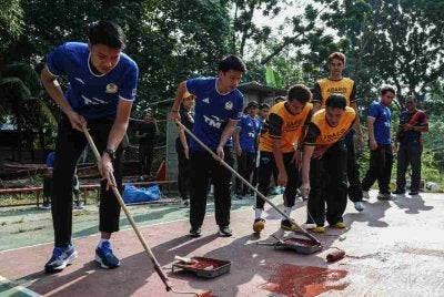 Mohammad Syahir bersama pemain-pemain sepak takraw kebangsaan melakukan kerja baik pulih gelanggang pada Program Ini Gelanggang Kita-Projek Komuniti STL 2026 di Gelanggang Sepak Takraw Kelab Tanjung Rimau AU3 Keramat, pada Sabtu. Foto Bernama