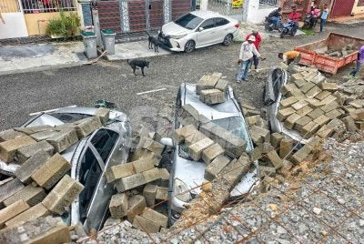 Ketiga-tiga kereta alami kerosakan teruk akibat dihempap tembok konkrit pagar. 
