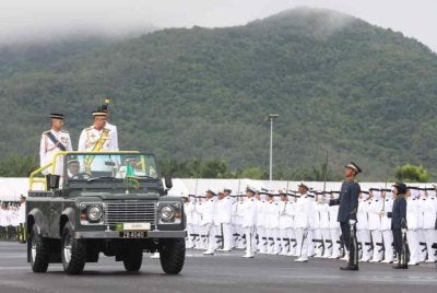 Tuanku Syed Faizuddin berkenan memeriksa perbarisan sempena Istiadat Perbarisan Diraja dan Pengurniaan Watikah Tauliah Pegawai Kadet Pasukan Latihan Pegawai Simpanan Universiti Awam (PALAPES UA) di Universiti Malaysia Perlis (UniMAP) pada Sabtu.