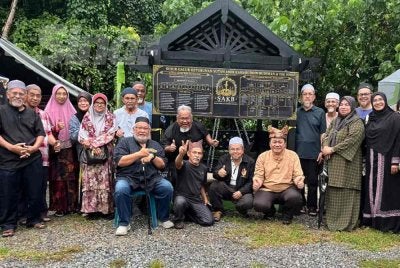 Waris Tok Diman bergambar di tapak warisan dan akan menjadi lokasi keluarga berkumpul. 