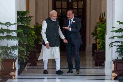 Anwar Ibrahim mengadakan mesyuarat dua hala dengan Modi di luar Sidang Kemuncak Pemimpin BRICS ke-18 di New Delhi pada Sabtu. Foto Bernama 