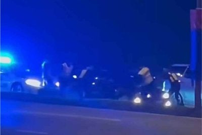 Tangkap layar video yang memaparkan dua suspek diberkas polis selepas dikejar sejauh 50 kilometer di Kota Tinggi.