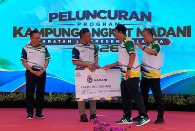 Saifuddin menyampaikan cek peruntukkan Kampung Angkat Madani kepada Kampung Nenasi yang dipilih sebagai Kampung Angkat Madani JIM.