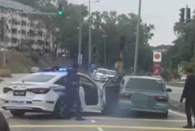 Tangkap layar video tular memaparkan kereta yang dinaiki dua lelaki melarikan diri di di Jalan Semenyih berhampiran lampu isyarat Kajang Prima pada Jumaat.