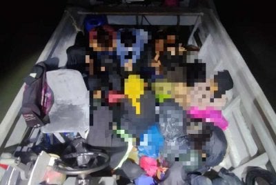Antara PATI yang ditahan ketika cuba memasuki negara ini secara tidak sah. - FOTO: Maritim Malaysia
