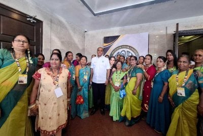 Saravanan (tengah) bersama sebahagian perwakilan parti yang hadir ke Konvensyen MIC Perak ke-80 di Pusat Konvensyen Tun Samy Vellu, Sungai Siput pada Sabtu.