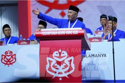 Ahmad Zahid menyampaikan ucapan penggulungan pada Perhimpunan Agung UMNO (PAU) 2026 di Pusat Dagangan Dunia Kuala Lumpur pada Sabtu. - Foto: SINAR HARIAN / MOHD HALIM ABDUL WAHID