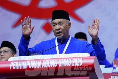 Ahmad Zahid menyampaikan ucapan penggulungan pada Perhimpunan Agung UMNO (PAU) 2026 di Pusat Dagangan Dunia Kuala Lumpur pada Sabtu. FOTO: SINAR HARIAN / MOHD HALIM ABDUL WAHID