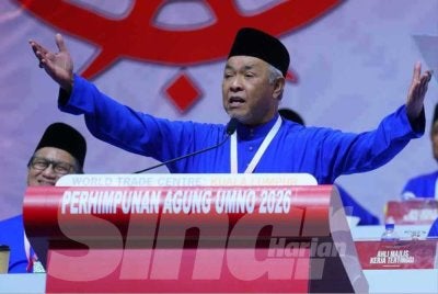 Ahmad Zahid menyampaikan ucapan penggulungan pada Perhimpunan Agung UMNO (PAU) 2026 di Pusat Dagangan Dunia Kuala Lumpur pada Sabtu. FOTO: SINAR HARIAN / MOHD HALIM ABDUL WAHID