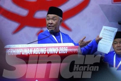Ahmad Zahid membacakan Perjanjian Persefahaman Kerjasama antara BN dan PH yang menjadi asas kepada pembentukan Kerajaan Perpaduan Malaysia ketika menyampaikan ucapan penggulungan pada PAU 2026 di Pusat Dagangan Dunia Kuala Lumpur pada Sabtu. FOTO: SINAR HARIAN / MOHD HALIM ABDUL WAHID