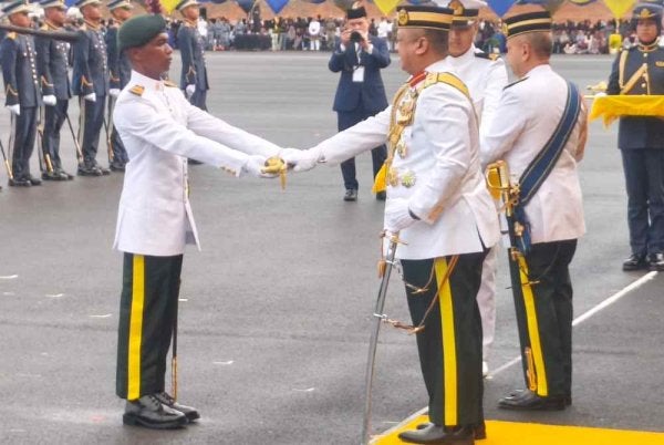 Raja Muda Perlis berkenan menyempurnakan penyampaian Anugerah Pedang Kehormat kepada 39 Pegawai Kadet Terbaik bagi setiap perkhidmatan sebagai pengiktirafan terhadap pencapaian, kepimpinan, disiplin dan kecemerlangan sepanjang menjalani latihan PALAPES.
