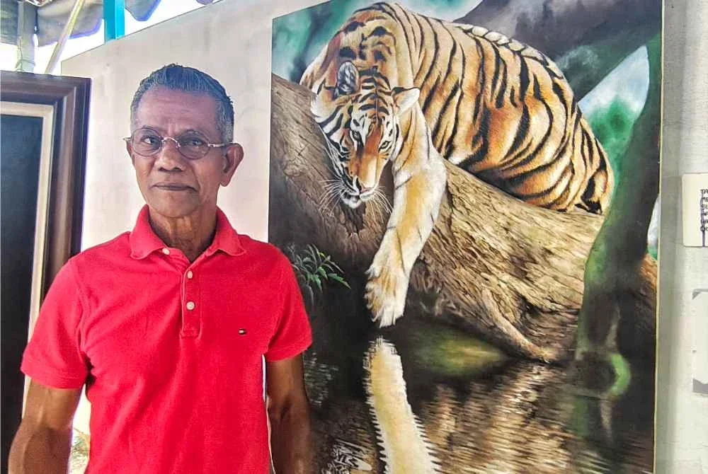 Ismail Hyatt bergambar bersebelahan salah satu lukisan haiwan cat minyak miliknya yang memaparkan keindahan dan ketelitian seni binaan watak harimau.