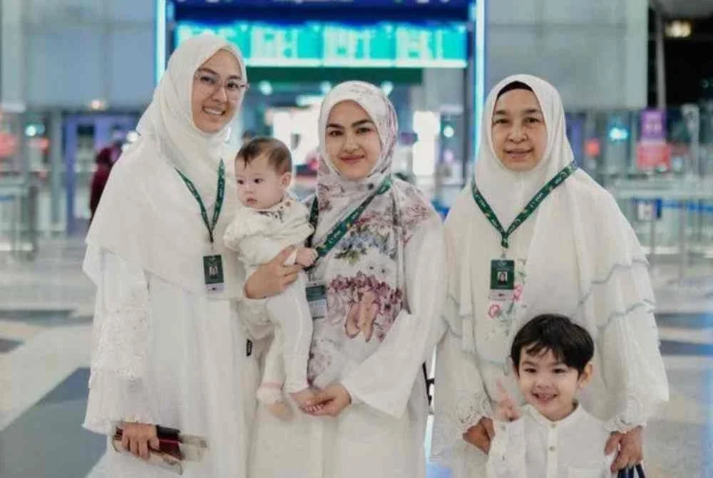 Elfira Loy dan adiknya, Ezlisa bersama ibu mereka (kanan).
