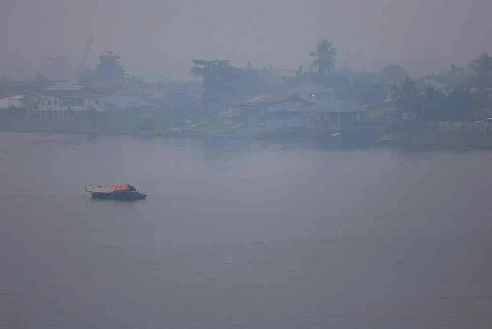 Pemandangan berjerebu dirakam di Tebingan Sungai Kuching. - Bernama