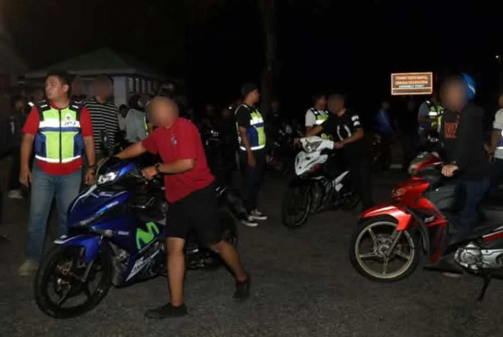 Antara individu ditahan untuk pemeriksaan dalam operasi dijalankan pada Ahad. Foto Polis Selangor