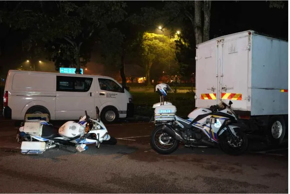 Motosikal milik Unit Rondaan Bermotosikal (URB) dirempuh suspek ketika cuba melarikan diri daripada pemeriksaan