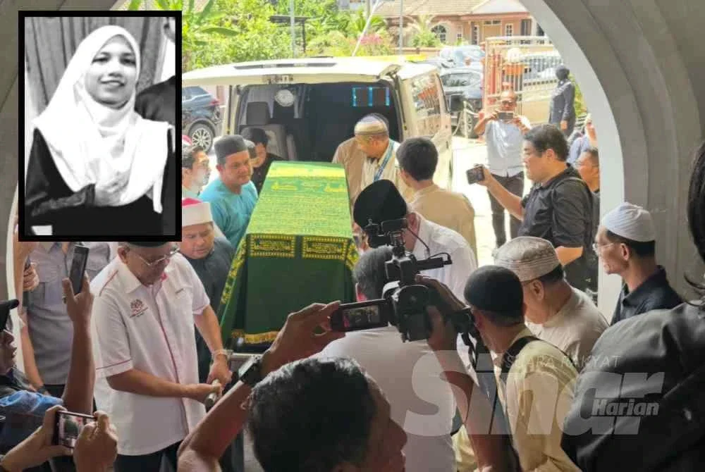 Jenazah Allahyarham Dr Ainul diusung masuk ke masjid di Pengkalan Chepa.