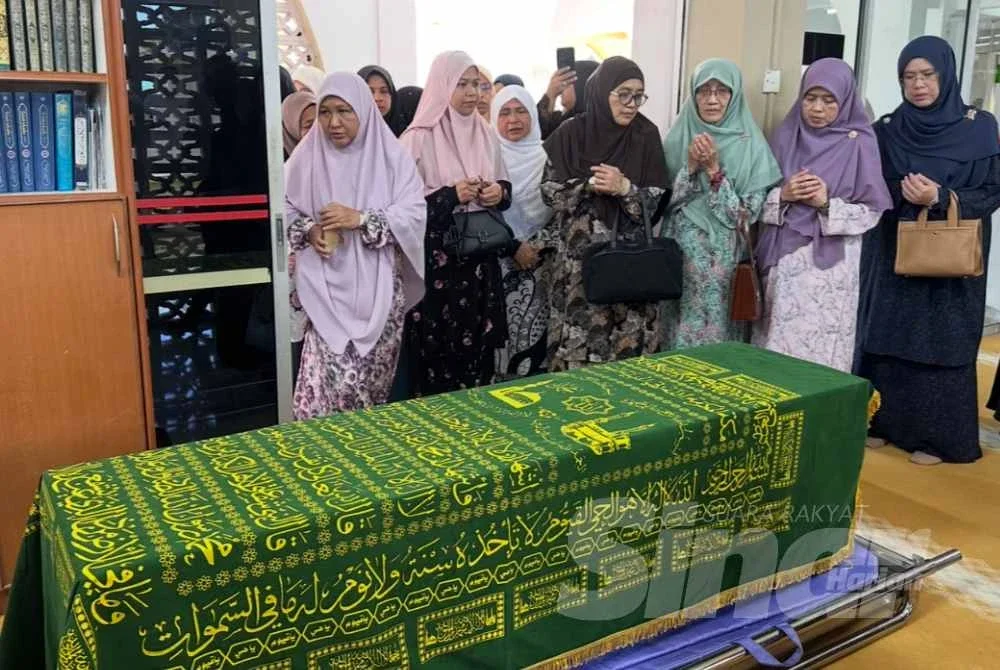 Wan Norhanita (dua dari kanan) yang turut mendoakan Allahyarham.