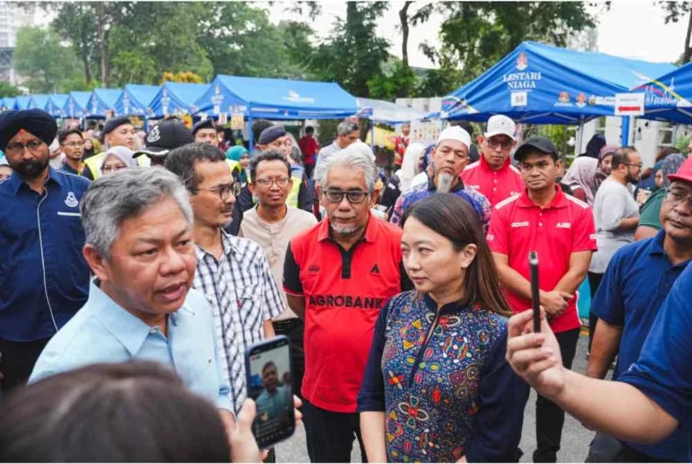 Hannah (kanan) dan Tengku Ahmad Badli (tengah) sepanjang sesi libat urus di Fiesta Pasar Malam Kuala Lumpur.