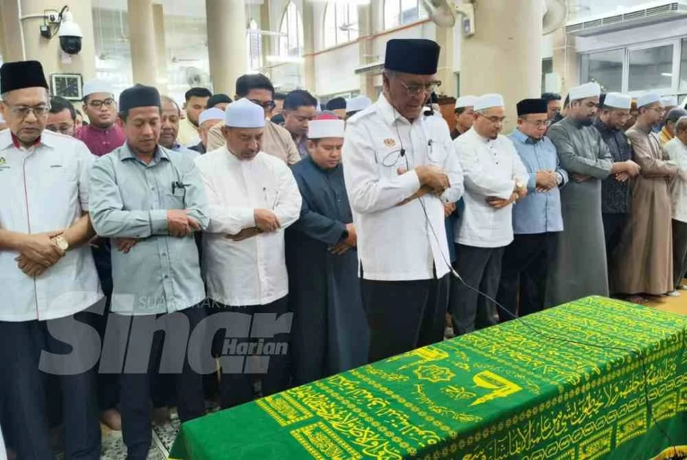 Dr Dzulkefly diberi penghormatan oleh keluarga untuk mengimamkan solat jenazah Allahyarham Dr Ainul di Masjid Al-Karomah, Kampung Baung pada Ahad.