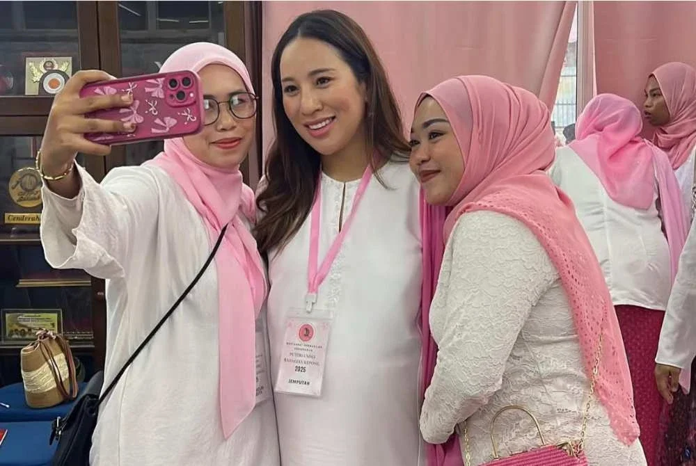 Nooryana (tengah) bergambar bersama ahli-ahli Puteri UMNO sewaktu menghadiri PAU 2026 pada Sabtu.