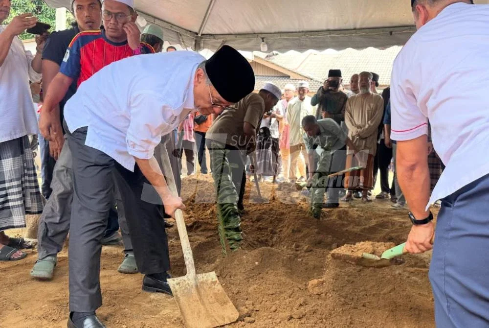 Dr Dzulkefly (kiri) yang turut membantu mengebumikan jenazah Dr Ainul Baraah. Foto: ADILA SHARINNI WAHID
