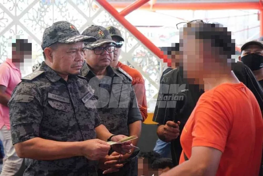 Hamsha menemubual warga asing yang diperiksa dalam operasi berkenaan.