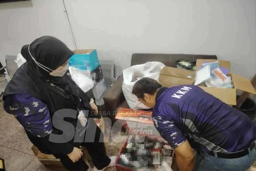 Pegawai KKM melakukan pemeriksaan jenis ubatan yang dirampas dalam serbuan di premis di sekitar Lebuh Pudu, Kuala Lumpur pada Ahad.