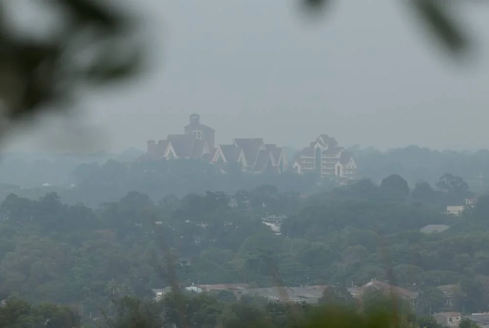 Lima kawasan, empat di Sarawak dan satu di Semenanjung, mencatat bacaan IPU pada tahap tidak sihat akibat jerebu setakat 4 petang ini. Foto fail Bernama