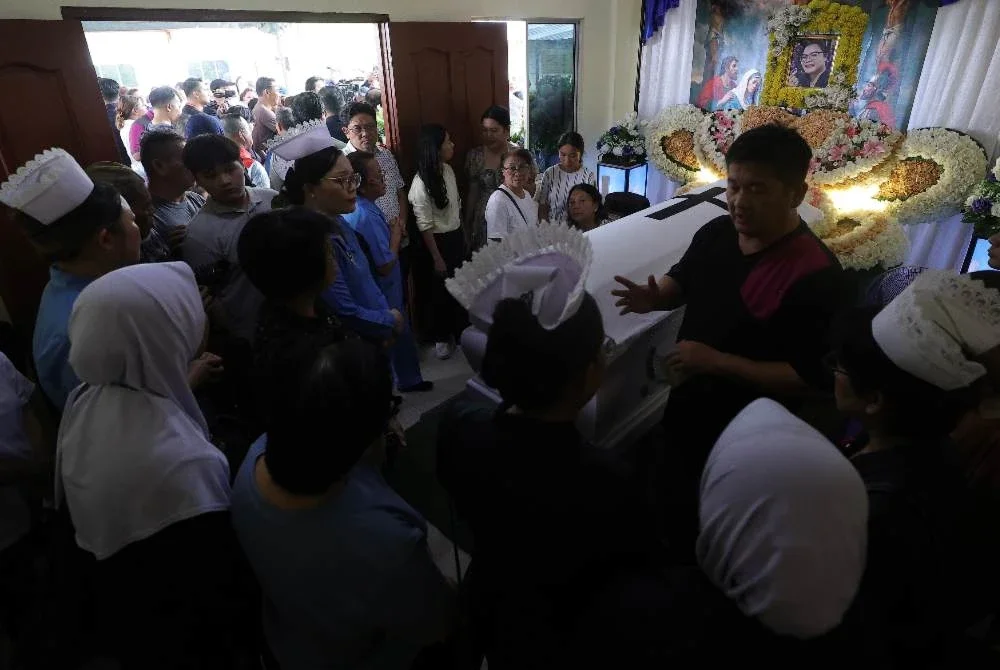 Ahli keluarga dan rakan-rakan memberikan penghormatan terakhir kepada mendiang Debra. Foto: Bernama