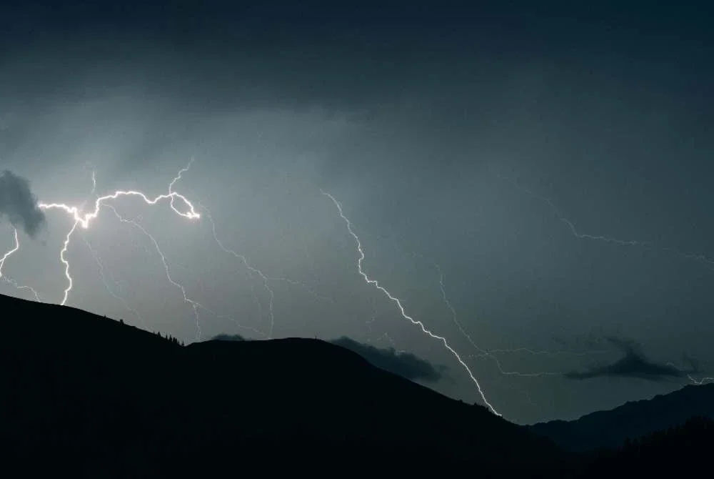 MetMalaysia mengeluarkan amaran ribut petir, hujan lebat dan angin kencang di tujuh negeri dan Wilayah Persekutuan Kuala Lumpur hingga 9 malam ini. Foto hiasan
