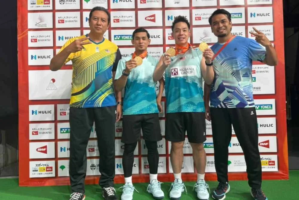 Liek Hou (dua dari kanan) dan Faris (dua dari kiri) beraksi cemerlang apabila membawa pulang tiga emas dari Kejohanan Para Antarabangsa Jepun pada Ahad. Foto Facebook Cheah Liek Hou.