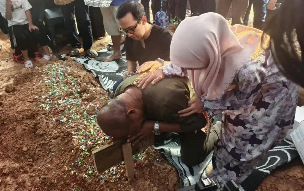 Allahyarham meninggalkan seorang isteri, Nor Izzati Syamimi Suhaimi, 31, serta dua cahaya mata, Adelia Sofia, 6, dan Ian Zayn, sembilan bulan.