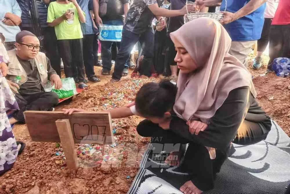 Allahyarham meninggalkan seorang isteri, Nor Izzati Syamimi Suhaimi, 31, serta dua cahaya mata, Adelia Sofia, 6, dan Ian Zayn, sembilan bulan.