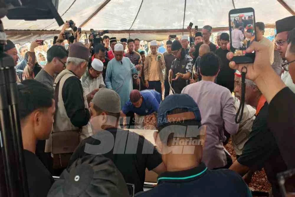 Pengebumian Allahyarham Zainol Afiq hari ini turut dihadiri ratusan ahli keluarga, rakan dan kenalan bagi memberikan penghormatan terakhir.