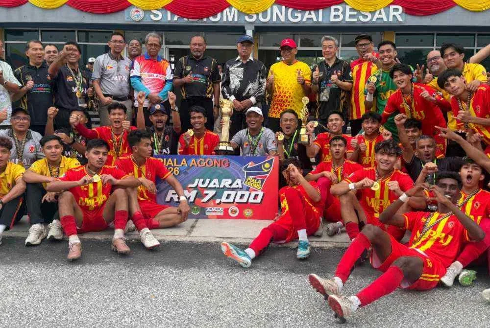 Para pemain meraikan kejayaan Selangor muncul juara Piala Agong buat kali keempat berturut-turut selepas menewaskan Kuala Lumpur 2-0 dalam aksi akhir di Sabak Bernam pada Ahad.