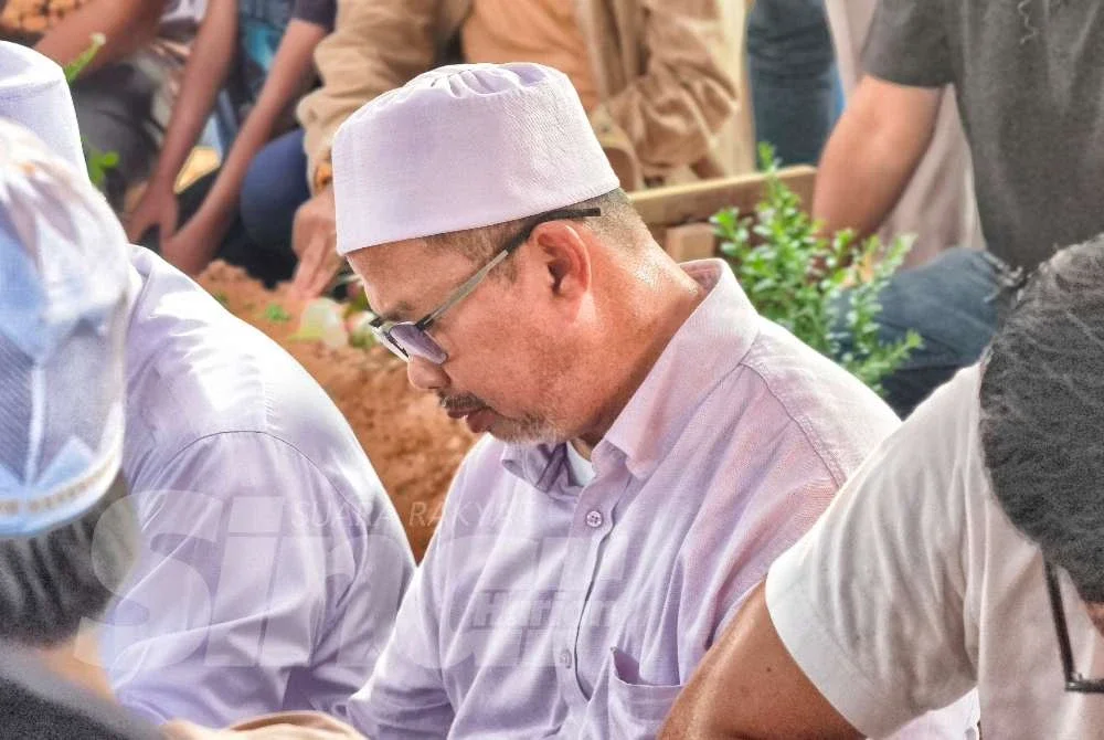 Bee Sham ketika pengebumian Allahyarham Kapten Zainol Afiq pada Ahad.