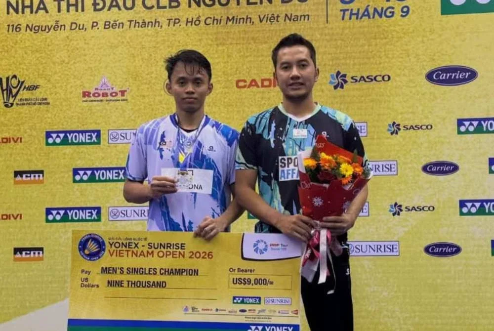 Aidil Sholeh (kiri) menjuarai Terbuka Vietnam selepas menewaskan pemain Singapura dalam aksi final di Ho Chi Minh pada Ahad.
